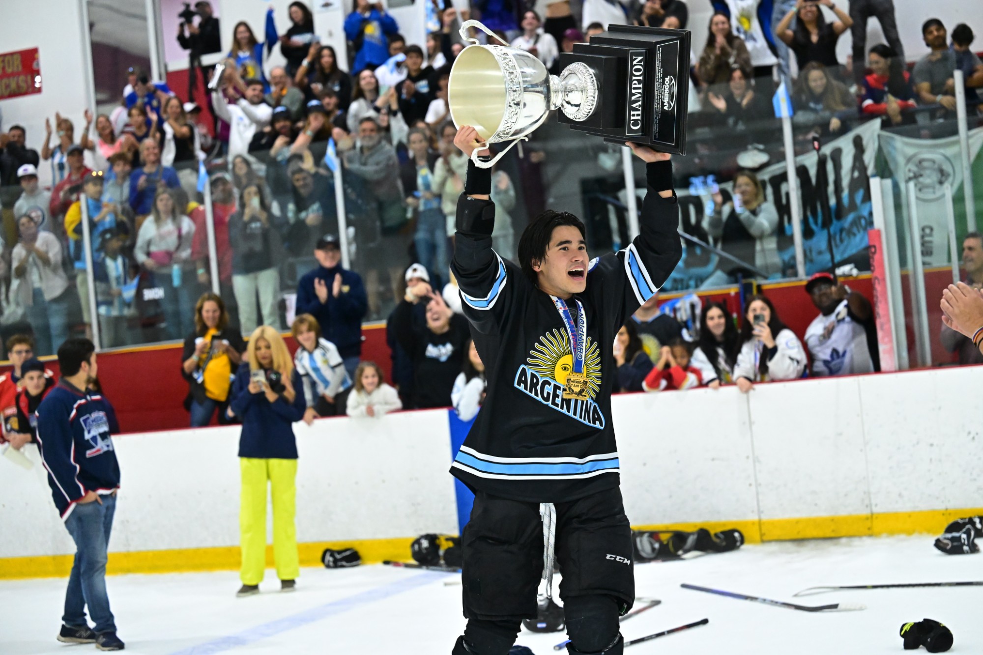 Argentina player lifting the AMERIGOL Latam Cup trophy